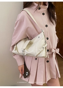 Détail du sac bandoulière ivoire avec texture en cuir mat et boucle en métal argenté