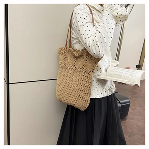 Détail du sac cabas au crochet tournesol avec poignées en cuir marron de qualité