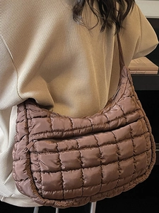 Borsa a spalla trapuntata marrone da donna in tessuto imbottito con tasca con cerniera