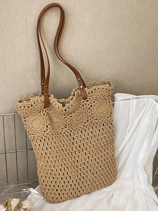 Sac fourre-tout en paille avec motifs de tournesol au crochet et anses en cuir marron