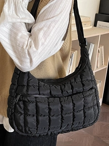Borsa hobo trapuntata nera alla moda con tracolla larga regolabile da donna