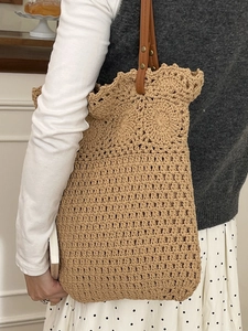 Sac à bandoulière en paille évidée avec anses en cuir marron pour plage et vacances d'été