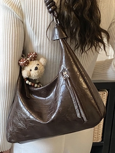 Borsa hobo marrone scuro alla moda per donna con ciondolo a orsetto e cerniera in argento