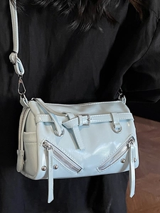 Hellblaue Zylindertasche mit Nieten, Reißverschlüssen und verstellbarem Schultergurt