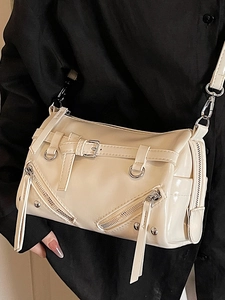 Minimalistische cremefarbene Zylindertasche mit Nieten und Fransen für den Damenalltag