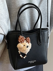 Sac seau chic en cuir grainé noir avec doubles poignées et pendentif ours en peluche mignon