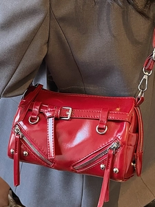 Rote Lackleder-Zylindertasche mit Nieten, Fransen und silbernen Beschlägen für Damen