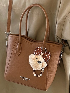 Sac seau en cuir marron avec breloque ours en peluche et bandoulière amovible