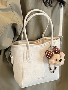 Sac seau en cuir grainé blanc avec poignées et breloque ours en peluche