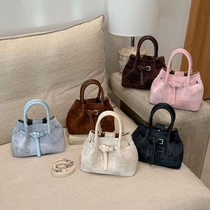 Detailansicht von Bucket Bags in sechs Farben mit Texturgewebe und Tragegriffen
