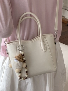 Élégant sac cabas crème en similicuir avec charm poupée mignonne et bandoulière réglable