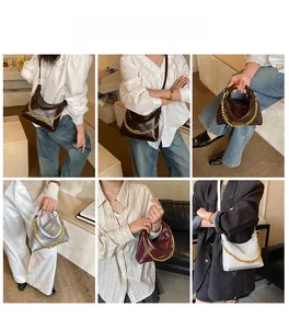 Sac hobo plissé chic avec chaîne dorée montrant divers styles de port et coloris