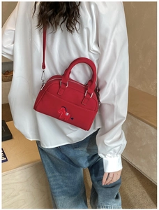 Rote Boston-Handtasche mit Pferdebestickung und abnehmbarem Gurt an einem Model gezeigt