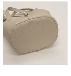 Detailweergave van beige kiezelnerf lederen textuur en duurzame bodemstiksels