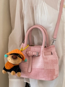 Rosafarbene strukturierte Beuteltasche für Damen mit Hundekuscheltier und Schultergurt