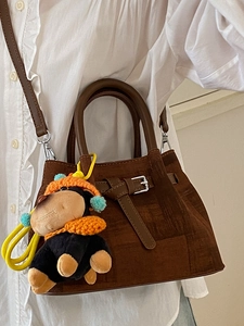 Schicke braune Wildleder-Eimertasche mit süßem Hundeanhänger und silbernen Metallakzenten
