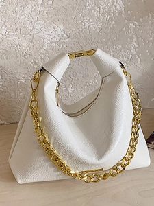 Chic sac à bandoulière blanc en cuir verni plissé avec chaîne dorée et design unique