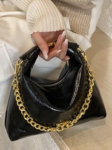 Sac à main en cuir verni noir brillant avec bandoulière chaîne dorée élégante