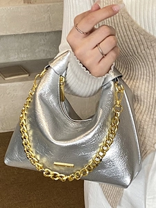 Sac à main en cuir métallisé argenté avec chaîne dorée épaisse et texture plissée