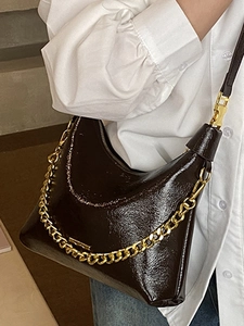 Sac hobo rétro en cuir verni marron foncé avec chaîne dorée et forme demi-lune