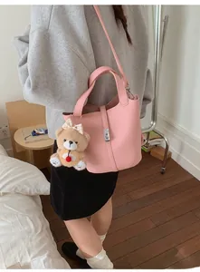 Roze lederen emmertas met lycheemotief, teddybeer hanger en metalen gespsluiting