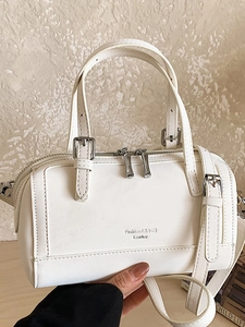 Borsa Boston da Donna in Pelle PU Borsa a Cuscino Semplice Urbana Con Ciondolo a Orsetto Borsa a Tracolla Versatile Tote