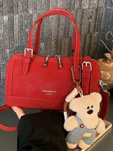 Elegante borsa a bauletto in pelle rossa da donna con ciondolo a orsetto e finiture argentate