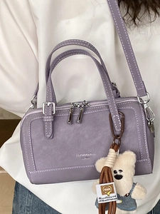Borsa Boston viola in camoscio con cuciture a contrasto e ciondolo orsetto di peluche