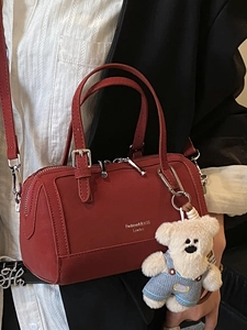 Mini borsa Boston rosso scuro alla moda con ciondolo a forma di orsetto per donna