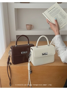 Detailansicht rechteckiger Handtaschen im Vintage-Stil mit silbernen Metalldrehverschlüssen