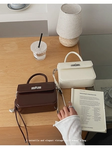 Detailansicht strukturierter Vintage-Umhängetaschen in Schokobraun und Cremeweiß-Leder