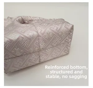Détail du fond renforcé et du tissu en satin jacquard du sac à main de style chinois