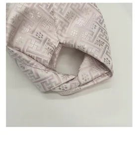 Vue détaillée de l'anse de sac en tissu jacquard chinois avec broderie traditionnelle