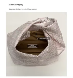 Détail de l'intérieur du sac montrant une poche zippée et une doublure de haute qualité