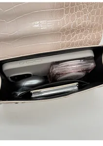 Draufsicht auf die Innenkapazität der beige Tasche mit Krokodilmuster für den Alltag
