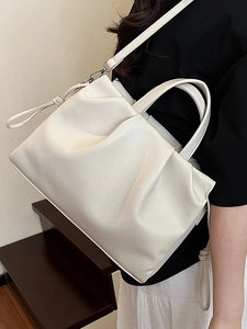 Borsa a tracolla minimalista beige in pelle per donna con pieghe eleganti e manico fine