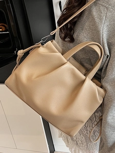 Borsa tote beige in pelle martellata con design plissettato e tracolla regolabile