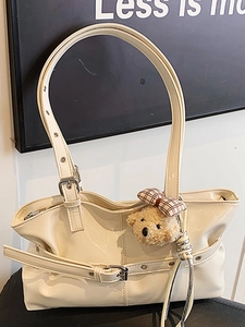 Sac fourre-tout minimaliste blanc crème brillant avec un adorable pendentif ours