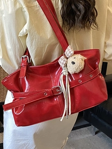 Sac à main rouge brillant rétro avec pendentif ours et boucle décorative chic