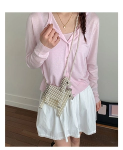 Détail du sac à bandoulière en perles fait main en forme de chiot avec chaîne élégante