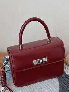 Retro tiefrote Handtasche als Umhängetasche mit Silberverschluss und Webriemen