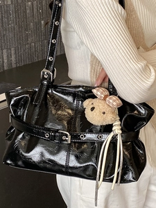 Sac fourre-tout noir brillant avec œillets argentés et breloque ours en peluche chic