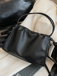 Sac nuage en cuir noir plissé français avec poignée circulaire et détails de cordon