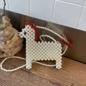 Sac bandoulière en perles en forme de cheval fait main avec accents rouges et noirs