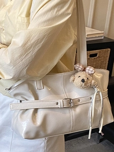Sac fourre-tout chic en cuir verni beige avec un joli charm d'ours pour femmes