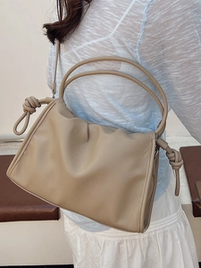 Sac nuage beige plissé en cuir souple avec détails de nœuds et double anse