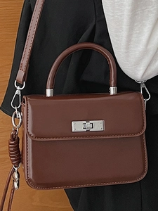 Dunkelbraune Vintage-Umhängetasche mit Hochglanz-Finish und silbernem Drehverschluss