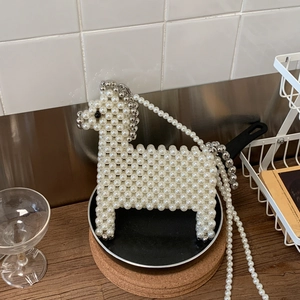 Vue détaillée d'un sac bandoulière en forme de poney fait main avec des perles blanches