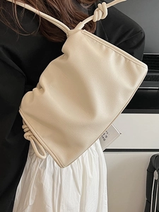 Sac nuage beige chic avec bandoulière nouée et texture en cuir litchi souple de qualité