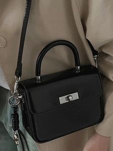 Retro schwarze glänzende Lederhandtasche mit silberner Schnalle und oberem Griff
